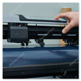 Siebdruckprozess mit Rakel und Farbe auf Textil